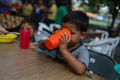 Niños de zonas rurales ecuatorianas enfrentan desnutrición y pobreza según el Índice Global del Hambre 2025.