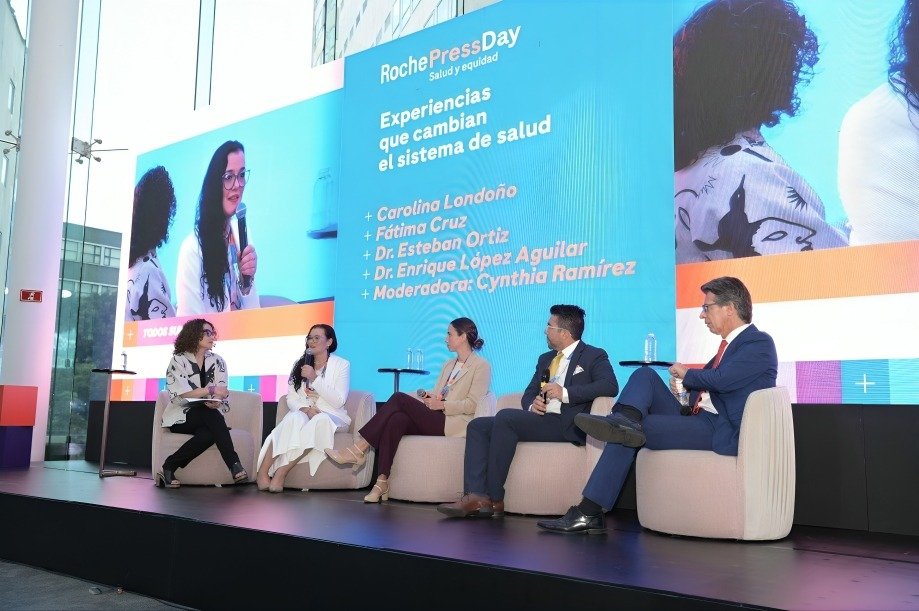 Panelistas del Roche Press Day 2025 abordando la descentralización en salud públicasalud pública