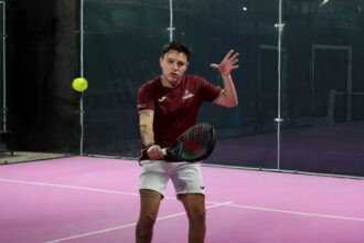 Cancha de pádel profesional en Guayaquil para el primer torneo nacional FEPAD 2025 con jugadores compitiendo