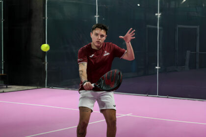 Cancha de pádel profesional en Guayaquil para el primer torneo nacional FEPAD 2025 con jugadores compitiendo
