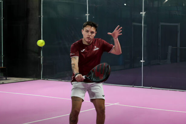 Cancha de pádel profesional en Guayaquil para el primer torneo nacional FEPAD 2025 con jugadores compitiendo