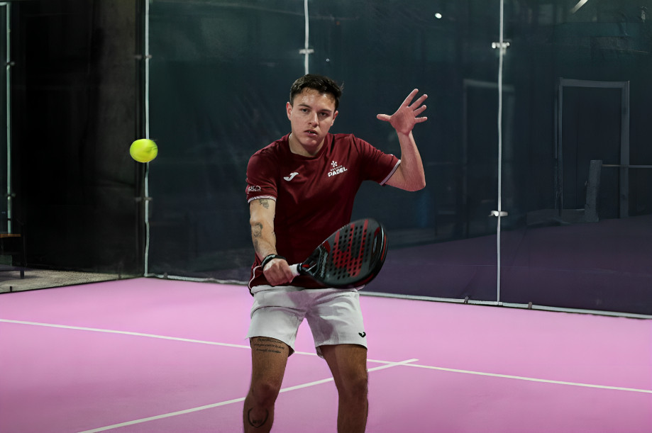 Cancha de pádel profesional en Guayaquil para el primer torneo nacional FEPAD 2025 con jugadores compitiendo