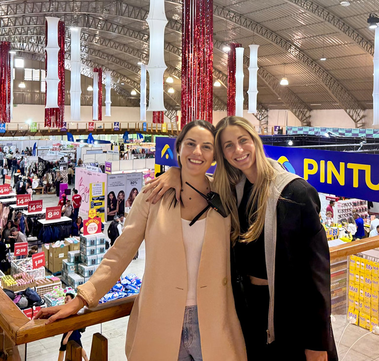 Sofía Eastman y Alexis Guerrero, fundadoras del Gran Remate, la feria de liquidaciones más grande del Ecuador, durante el evento en Quito octubre 2025