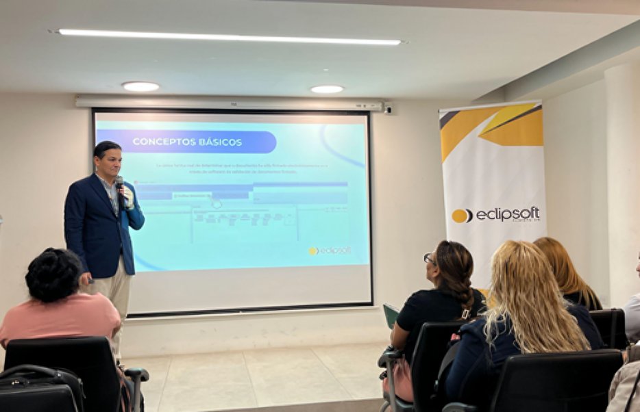 José Caballero gerente de Eclipsoft capacitando usuarios sobre firma electrónica con validez jurídica en taller educativo digital
