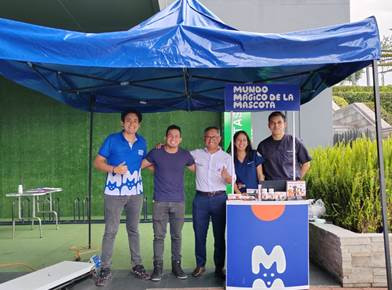 Equipo veterinario de Mundo Mágico de la Mascota durante jornada gratuita de desparasitación en Quito 2025
