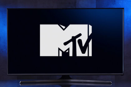 Logo icónico de MTV en pantalla oscura mientras canales musicales se preparan para cerrar tras 40 años
