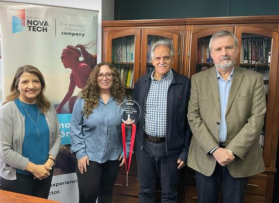 Equipo de Novatech recibiendo el reconocimiento de Infor al Mejor Proyecto ERP del Año LATAM 2024 en evento regional.