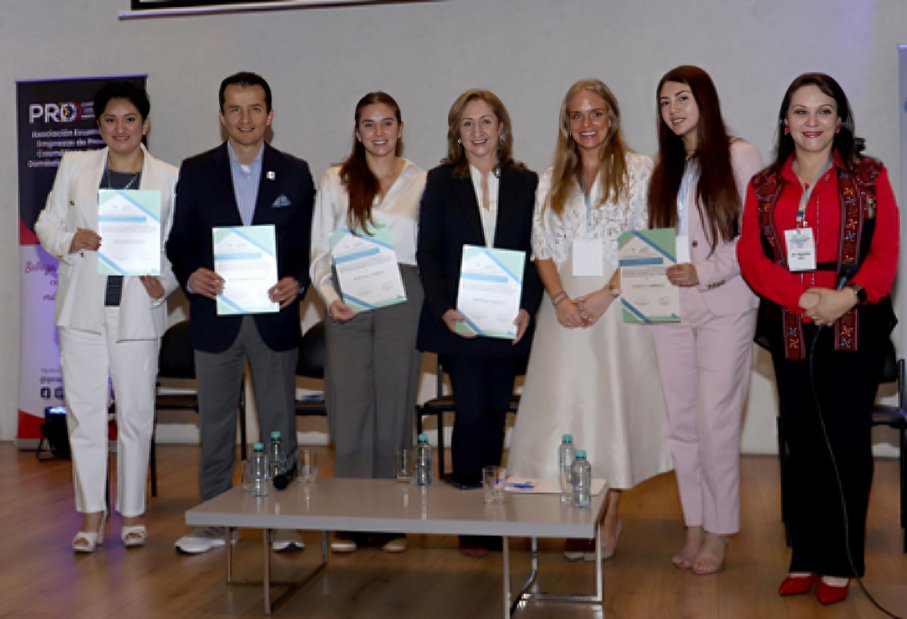 Paola Carrillo, Coordinadora de Asuntos Regulatorios de Herbalife Ecuador, en el foro académico de la AEVD sobre suplementos alimenticios