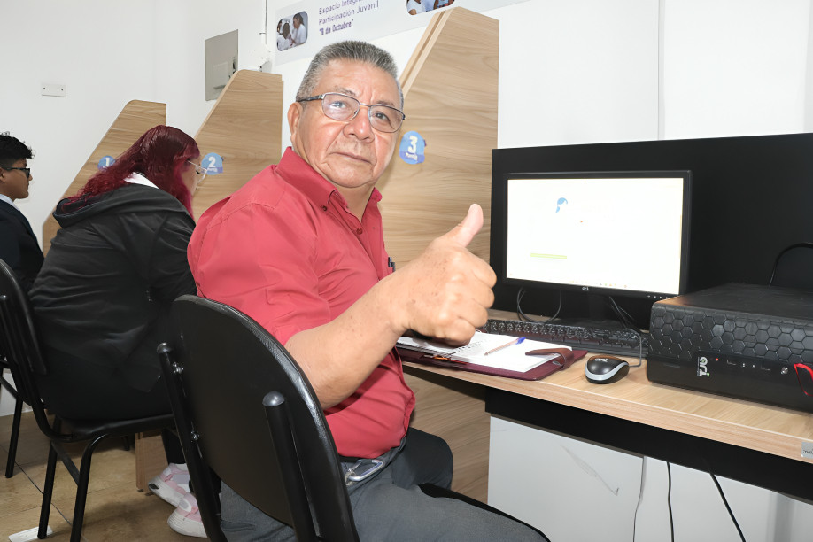 Ciudadanos utilizando computadoras en Puntos Digitales Gratuitos en Guayaquil durante capacitación tecnológica