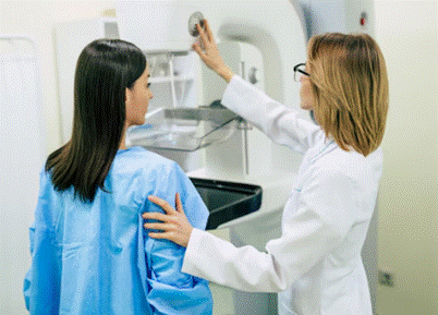 Mujer realizando exámenes de mama para detección temprana del cáncer