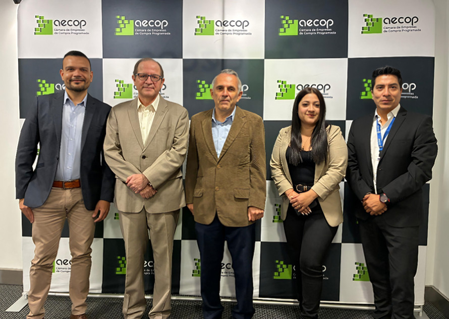 Grupo de asesores comerciales certificados por AECOP en ceremonia de reconocimiento profesional en Quito