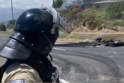 Policía Nacional desaloja manifestantes en vía Quito-Guayllabamba bloqueada por paro de la Conaie, San Miguel del Común Pichincha