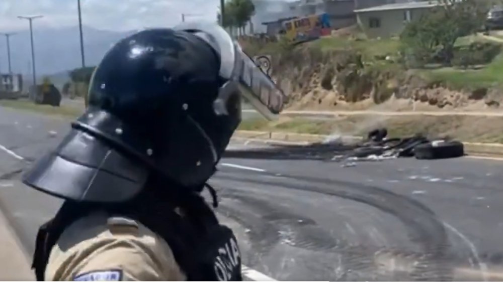 Policía Nacional desaloja manifestantes en vía Quito-Guayllabamba bloqueada por paro de la Conaie, San Miguel del Común Pichincha