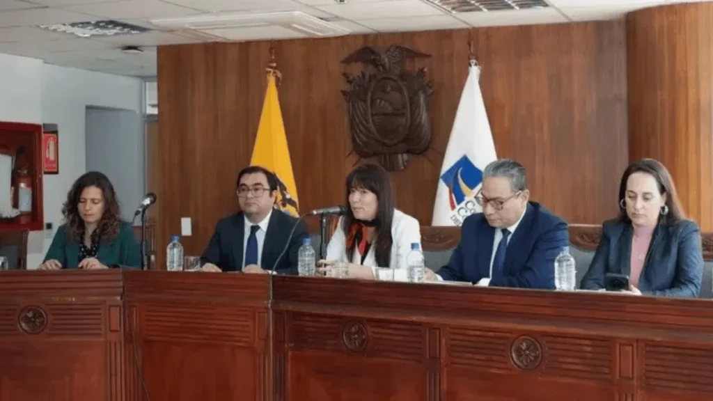 Jueces de la Corte Constitucional del Ecuador durante sesión plenaria, símbolo de independencia judicial.