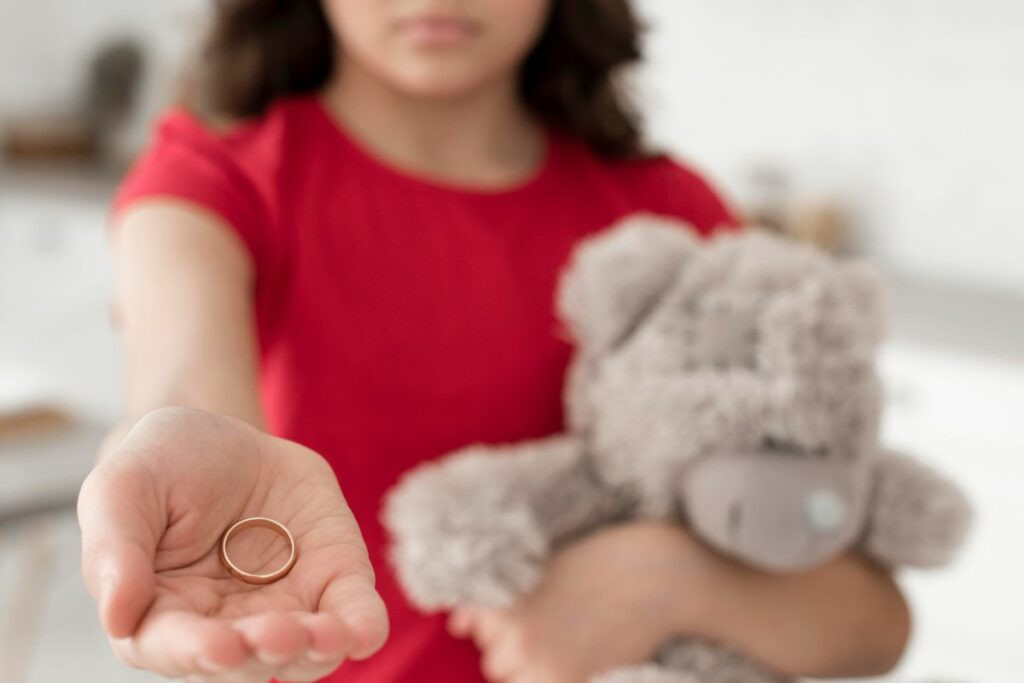 Niñas y adolescentes afectadas por el matrimonio infantil en Ecuador, práctica prohibida pero persistente.