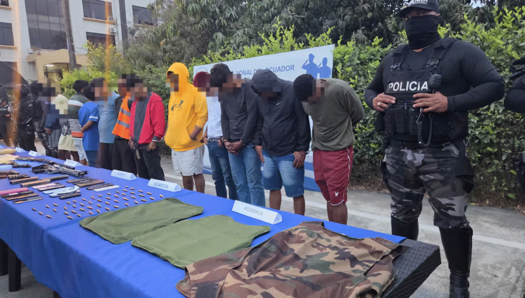 Policías del Operativo Apolo 28 en Guayaquil durante allanamientos tras coche bomba.