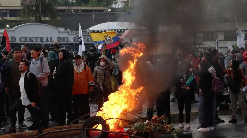 Manifestantes en Ecuador durante un paro nacional reflejando la crisis de la economía ecuatoriana.