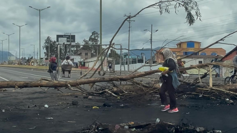 Manifestantes bloquean carreteras durante los cierres viales en Ecuador tras el paro nacional.