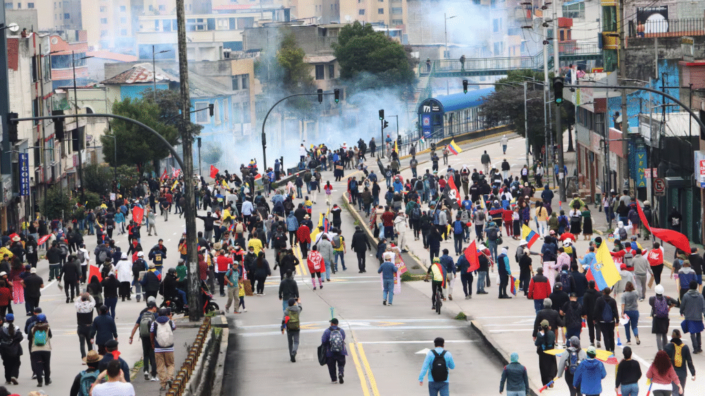 Convoy humanitario y seguridad militar durante las protestas en Ecuador en la provincia de Imbabura.