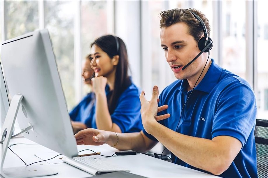 Técnico certificado Epson realizando mantenimiento preventivo en impresora corporativa con planes de servicio extendidos
