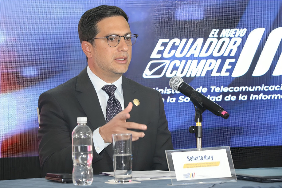 Firma de contratos de renovación de títulos habilitantes con operadoras telefónicas en Ecuador mostrando autoridades gubernamentales