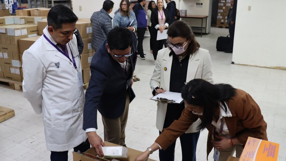 Gráfico comparativo de ejecución presupuestaria en salud y educación Ecuador 2025 mostrando déficit del 50%