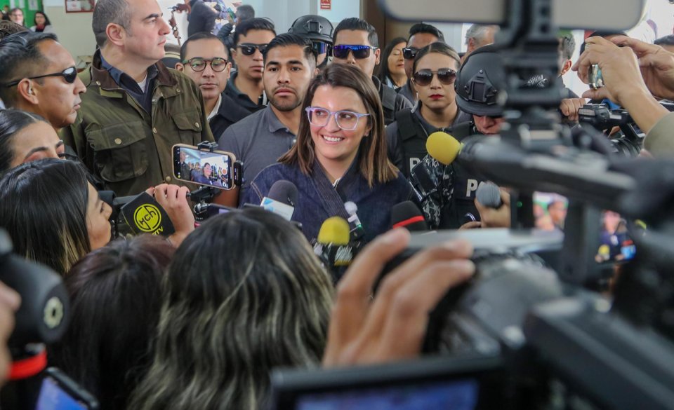 María José Pinto vicepresidenta Ecuador designada ministra Salud sin experiencia médica genera controversia gremio