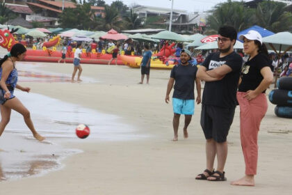 Turistas disfrutando en playas de Santa Elena durante feriado nacional de noviembre con familias en la arena