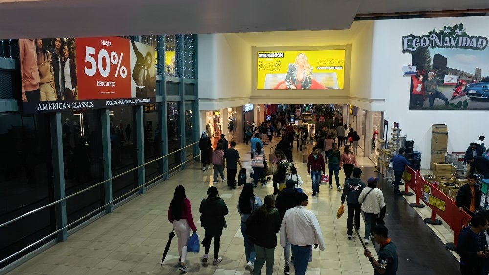 Clientes comprando durante Color Days con ofertas y promociones en Ciudad Comercial El Recreo Quito