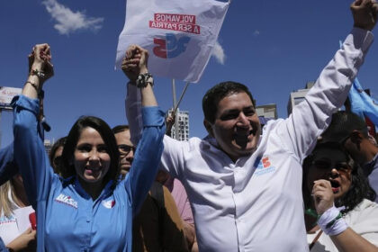 Luisa González y Andrés Arauz en evento de Revolución Ciudadana previo a denuncia del CNE por campaña electoral 2023