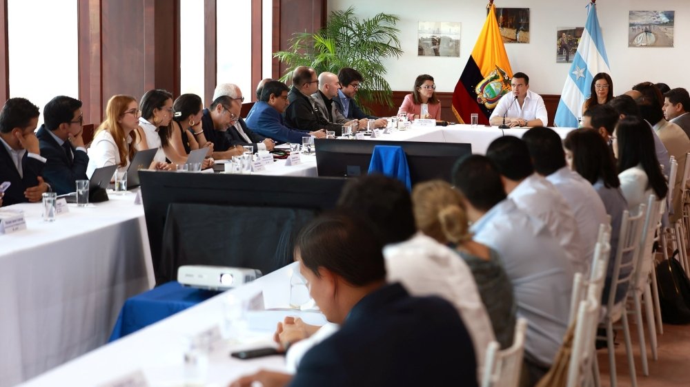 Presidente Daniel Noboa en reunión con su gabinete ministerial durante reorganización del Ejecutivo ecuatoriano