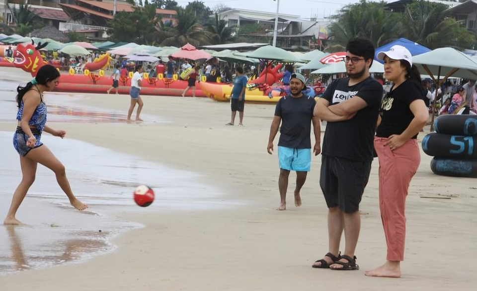Turistas disfrutando en playas de Santa Elena durante feriado nacional de noviembre con familias en la arena