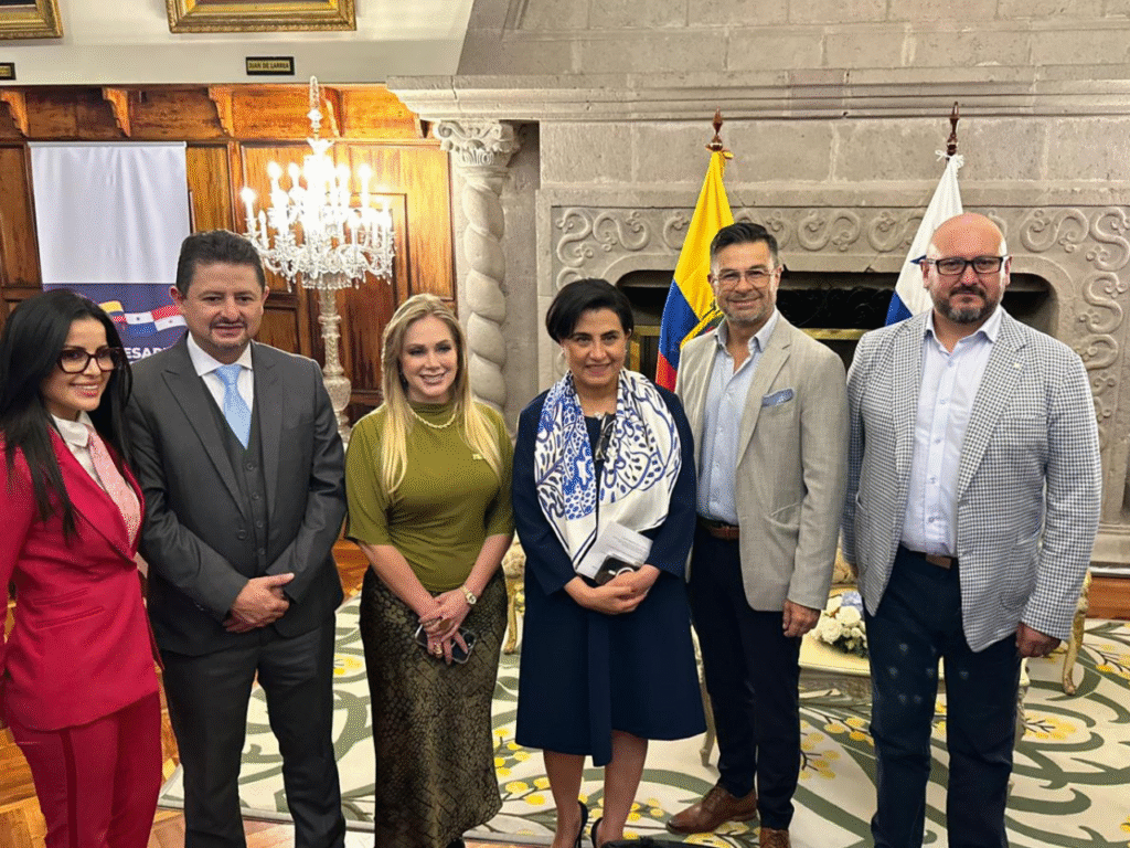 Autoridades y empresarios participando en el Foro Empresarial Ecuatoriano–Panameño en Quito.