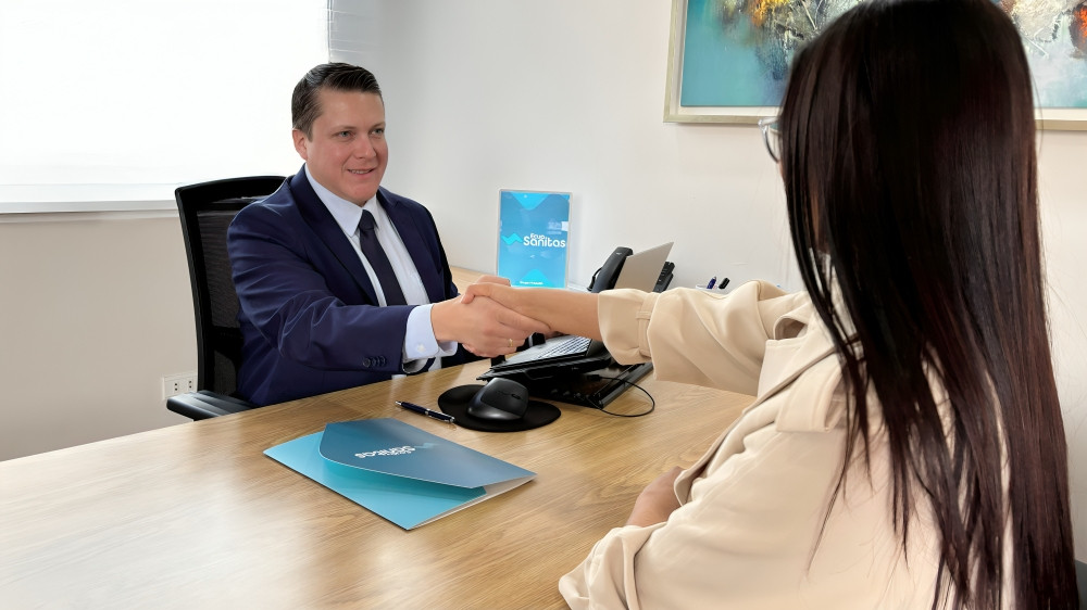 Profesional de salud mental durante sesión de terapia psicológica en centro PraxMED Ecuador representando paquetes terapéuticos accesibles