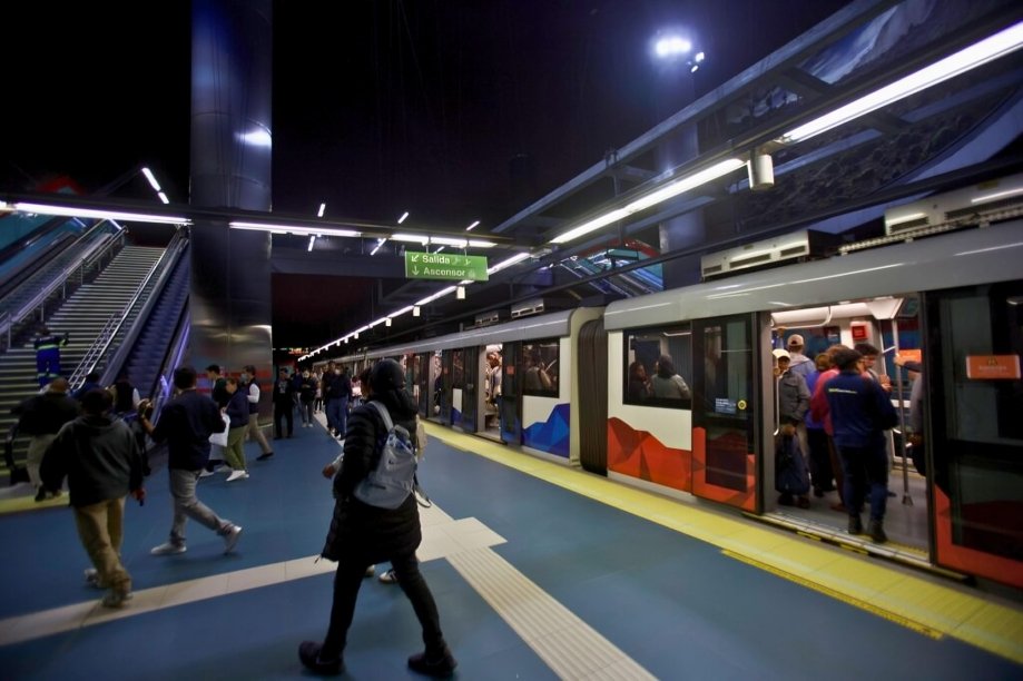 Metro de Quito estacion plataforma pasajeros Fiestas Quito noviembre horario extendido transporte publico eventos