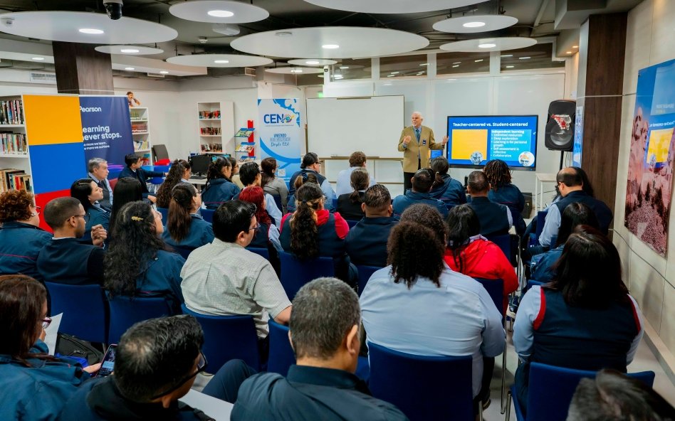 Profesora de inglés implementando metodologías activas con estudiantes en aula moderna del Centro Ecuatoriano Norteamericano