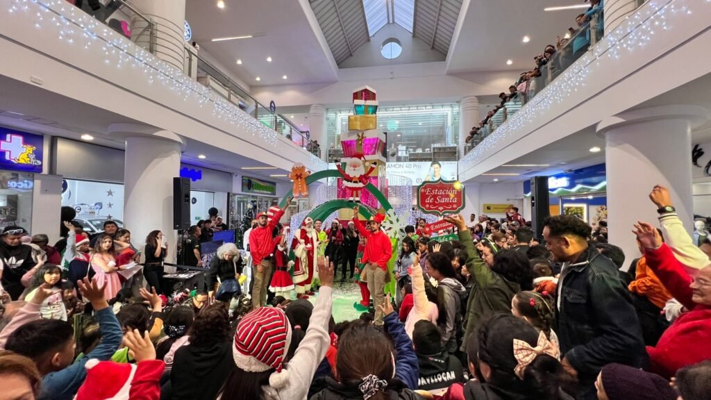 Papá Noel encendiendo el árbol durante la Navidad en El Recreo