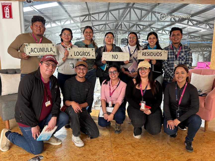 Grupo de funcionarios ONU visitando planta reciclaje de residuos electrónicos Ecuador Vertmonde en ceremonia certificación ambiental
