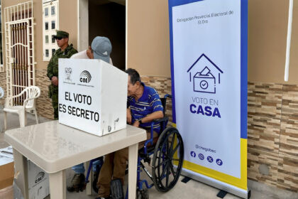 Personal del CNE traslada material electoral para el voto en casa en esta consulta popular en Ecuador