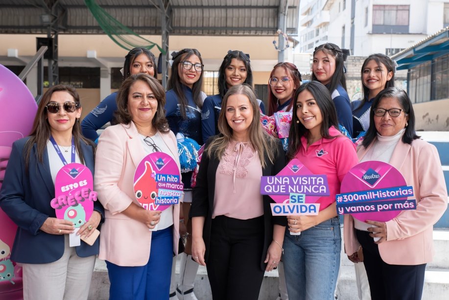 Entrega de kits de educación menstrual Nosotras® a estudiantes ecuatorianas en el Colegio Manuela Cañizares
