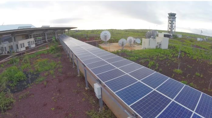 Terminal del Aeropuerto de Galápagos certificación carbono cero con paneles solares y diseño ecológico sostenible