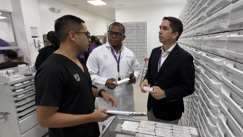 Entrega de medicamentos durante la emergencia por desabastecimiento en hospitales públicos en Guayaquil.