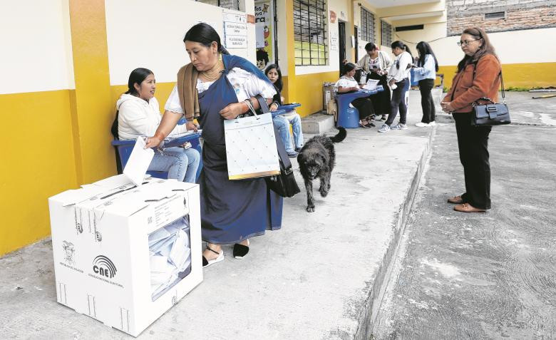Psicólogos analizan el trauma colectivo tras la consulta popular en Ecuador