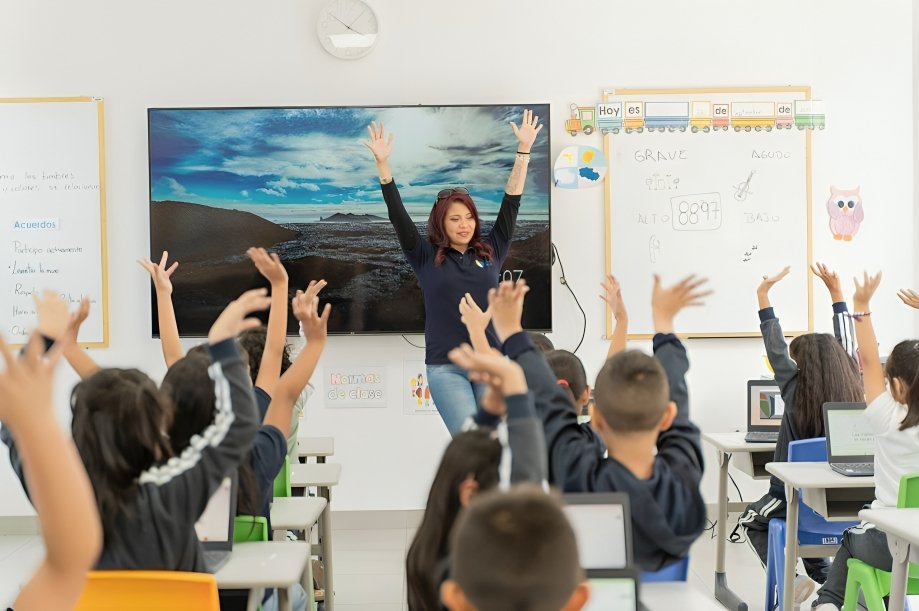 Estudiantes en aula moderna de Innova Schools durante proceso de admisiones 2026-2027 en Quito Ecuador