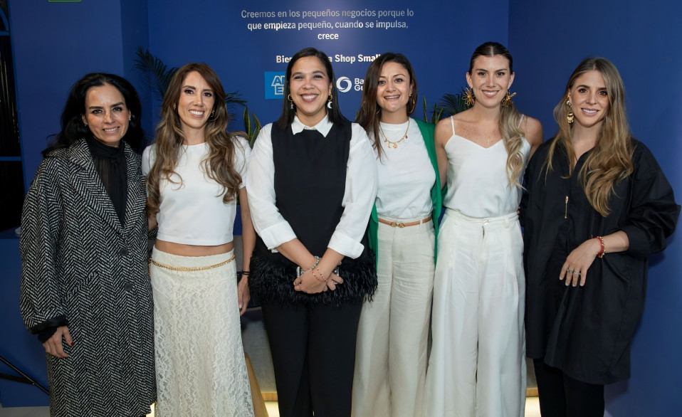Emprendedores ecuatorianos exhibiendo productos en Amex Shop Small Pop Up concept store de Banco Guayaquil