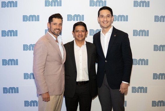 Directivos de BMI durante el anuncio de la calificación AAA otorgada por PCR.