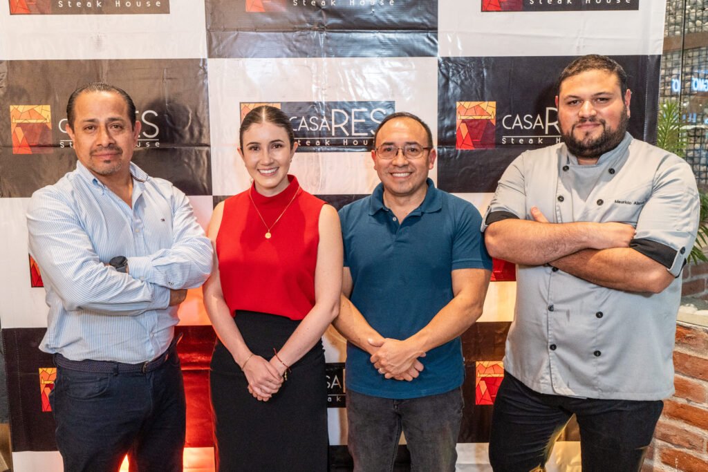 Equipo de Casa Res durante la apertura del nuevo restaurante en Santo Domingo.