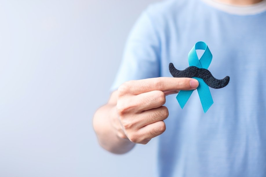 Médico realizando examen de detección temprana de cáncer de próstata a paciente masculino en consultorio