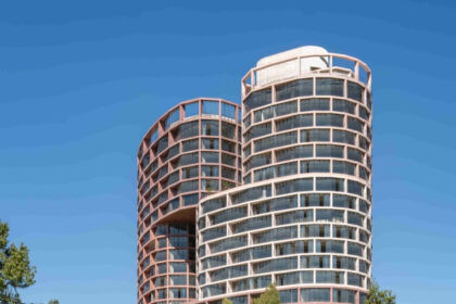 Departamento amoblado de lujo con vista panorámica urbana representando housing corporativo en América Latina para profesionales