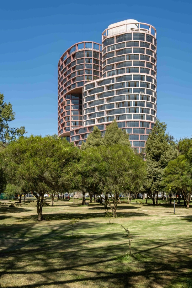 Departamento amoblado de lujo con vista panorámica urbana representando housing corporativo en América Latina para profesionales